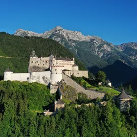 https://api.festung-hohensalzburg.at/fileadmin/content/images/pressefotos/burg_hohenwerfen/Aussenansicht_BurgHohenwerfen1_01.jpg