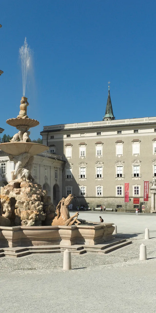 Piazza Residenz a Salisburgo con fontana storica e carrozza trainata da cavalli